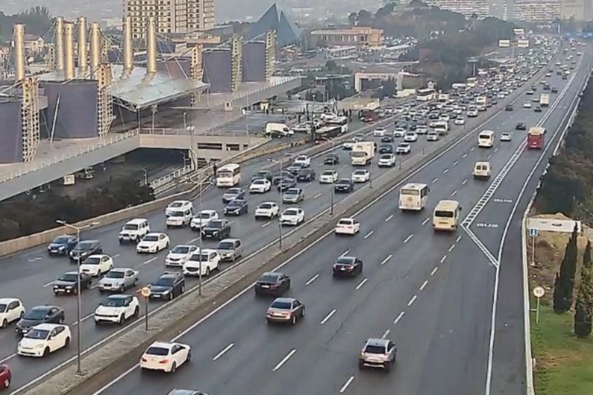 Bakının bəzi yollarında tıxac yaranıb