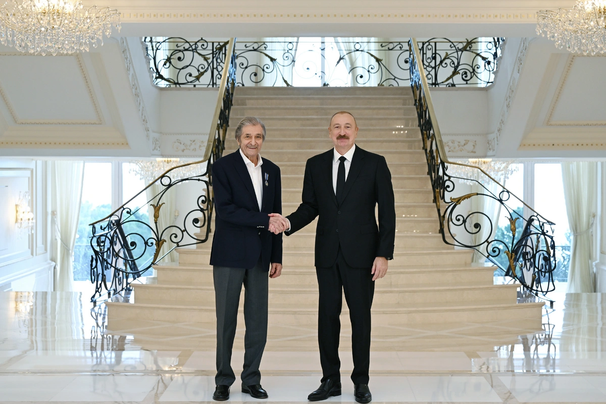 İlham Əliyev Fərhad Xəlilova İstiqlal ordenini təqdim edib