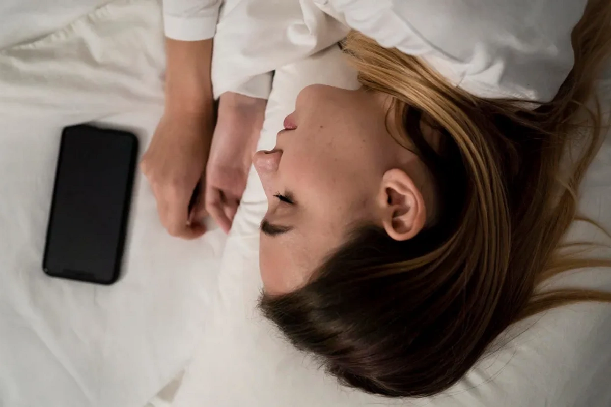 Will you get brain cancer if you put your phone under your pillow: scientists' answer