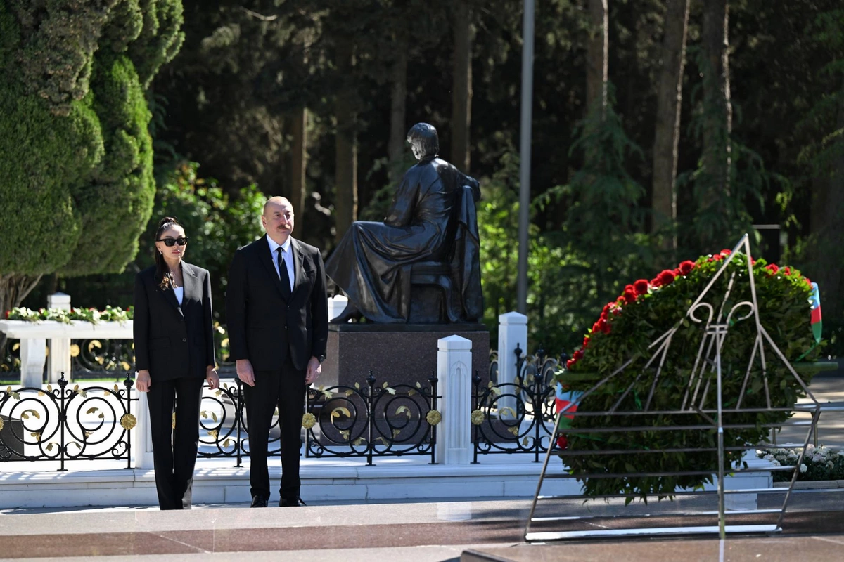 The President and the First Lady visited the grave of the great leader Heydar Aliyev at the Alley of Honor