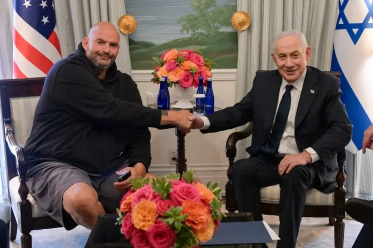 Netanyahu ilə görüşə şortla gələn şəxs kimdir?