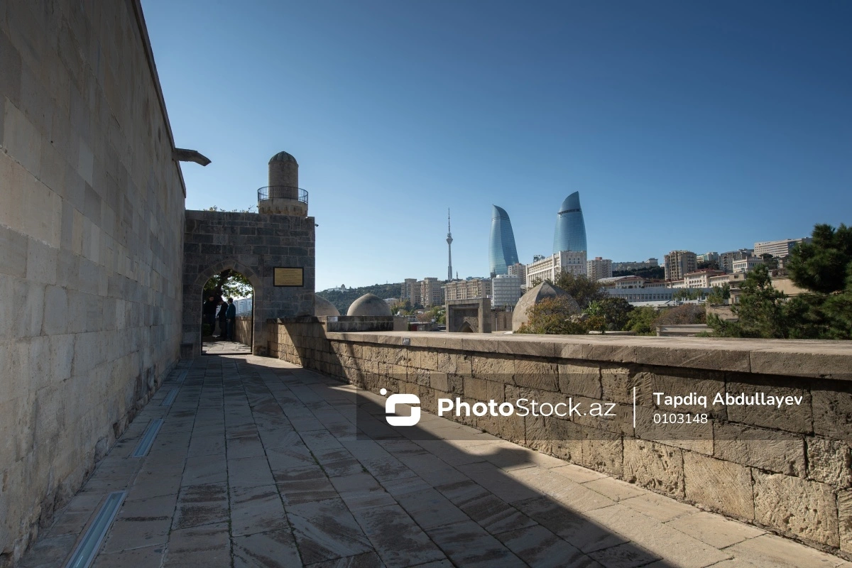 İçərişəhər turistləri valeh edir: Qədim Bakıya axın artır