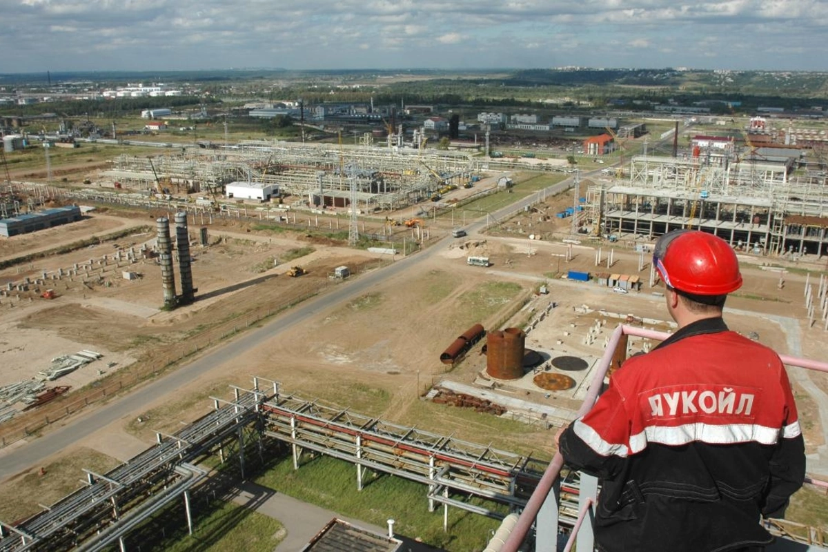 Ukrayna dronları LUKOIL neft emalı zavoduna zərbə endirib