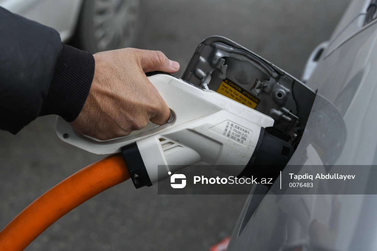 Olimpiya stadionunun yaxınlığında su altında qalan şarj məntəqələri: 17 cihazdan yalnız ikisi işlək vəziyyətdədir