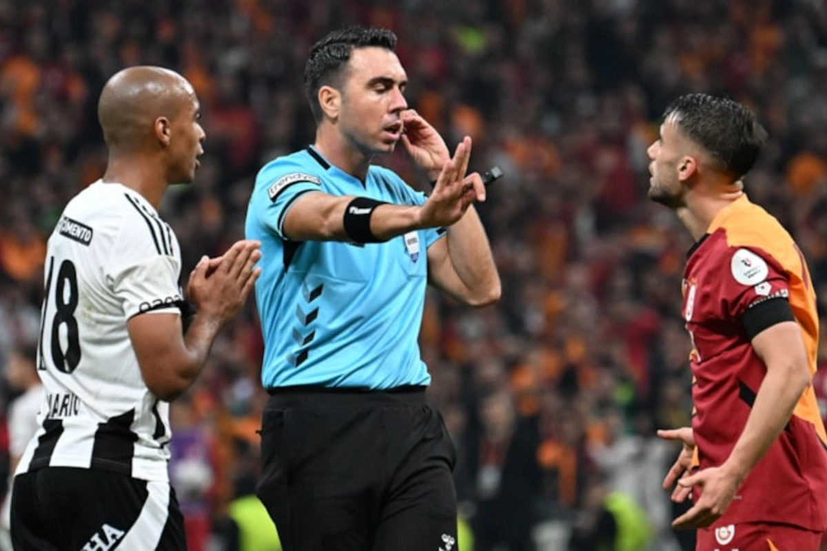 Qalatasarayla Beşiktaş arasında baş tutan derbinin hakimi ölüm təhdidləri alır Qalatasarayla Beşiktaş arasında baş tutan derbinin hakimi ölüm təhdidləri alır
