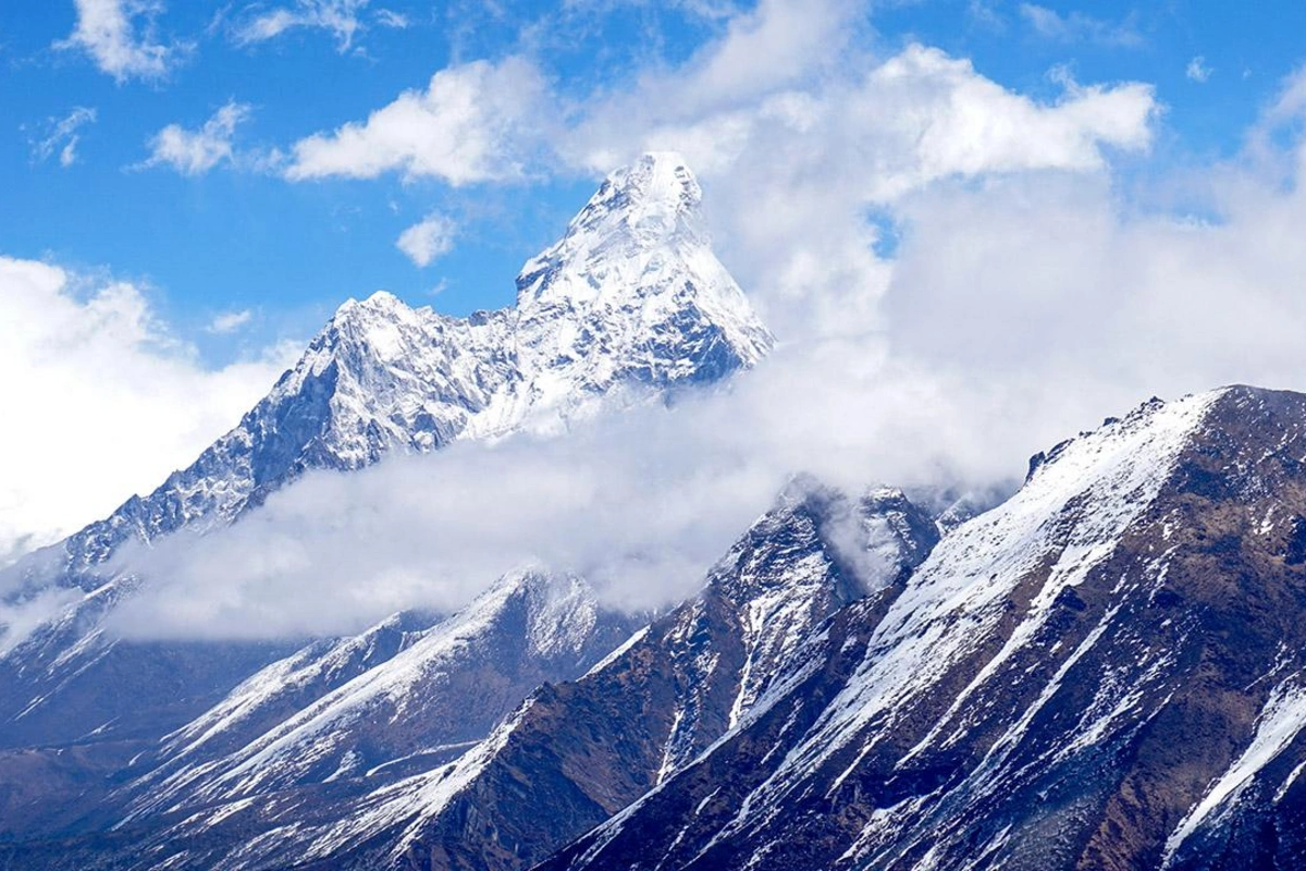 Everestə bir gündə qalxan alpinistlərin sayında rekord qeydə alınıb