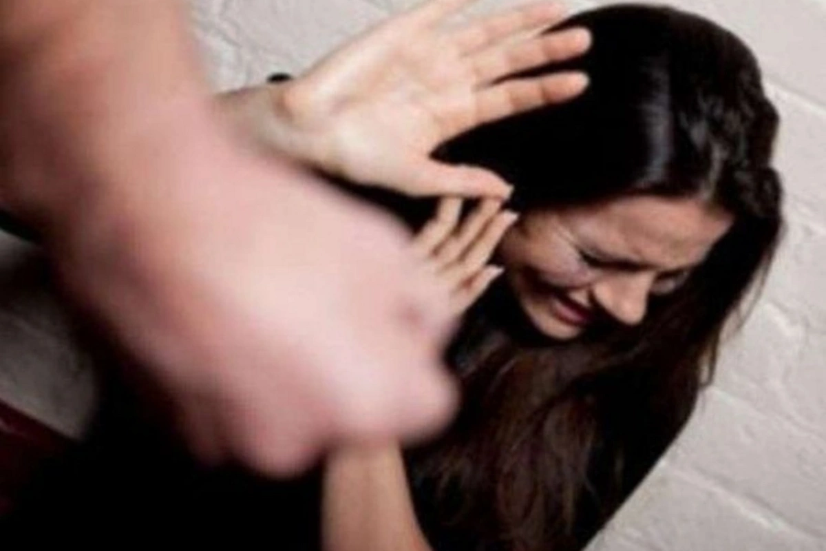 Bakıda 29 yaşlı kişi təzə evləndiyi arvadını boşanmaq istədiyi üçün küçədə döydü Bakıda 29 yaşlı kişi təzə evləndiyi arvadını boşanmaq istədiyi üçün küçədə döydü