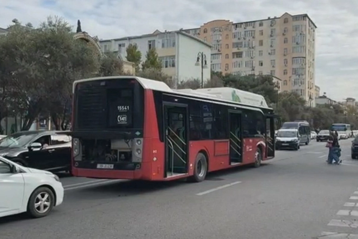 Bakıda avtobus xarab olub yolda qaldı