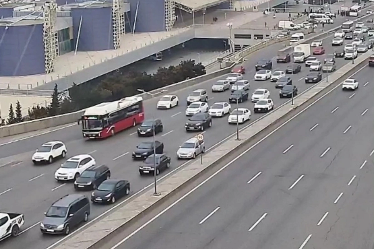 Bakının bir sıra yollarında nəqliyyatın sıxlığı yaranıb