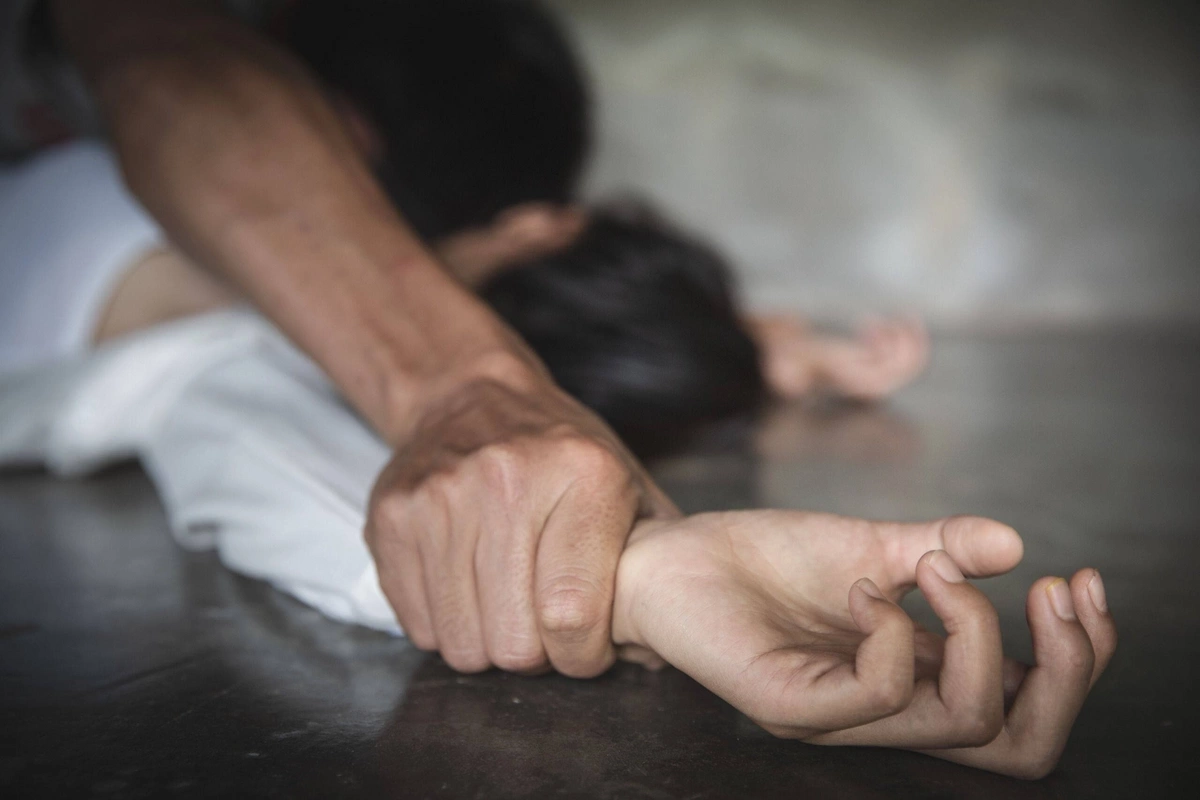 В Азербайджане отец застал 14-летнюю дочь за разговором с парнем и изнасиловал ее