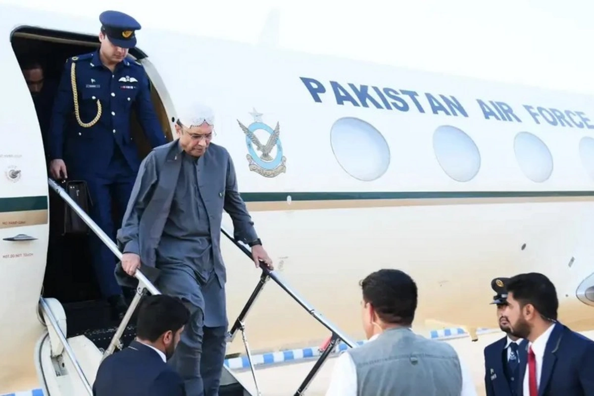Pakistan Prezidenti Dubay hava limanında təyyarədən enərkən ayağını sındırıb Pakistan Prezidenti Dubay hava limanında təyyarədən enərkən ayağını sındırıb