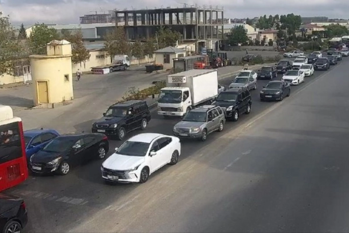 Bakıda bu yollarda nəqliyyat vasitələrinin hərəkəti çətinləşib