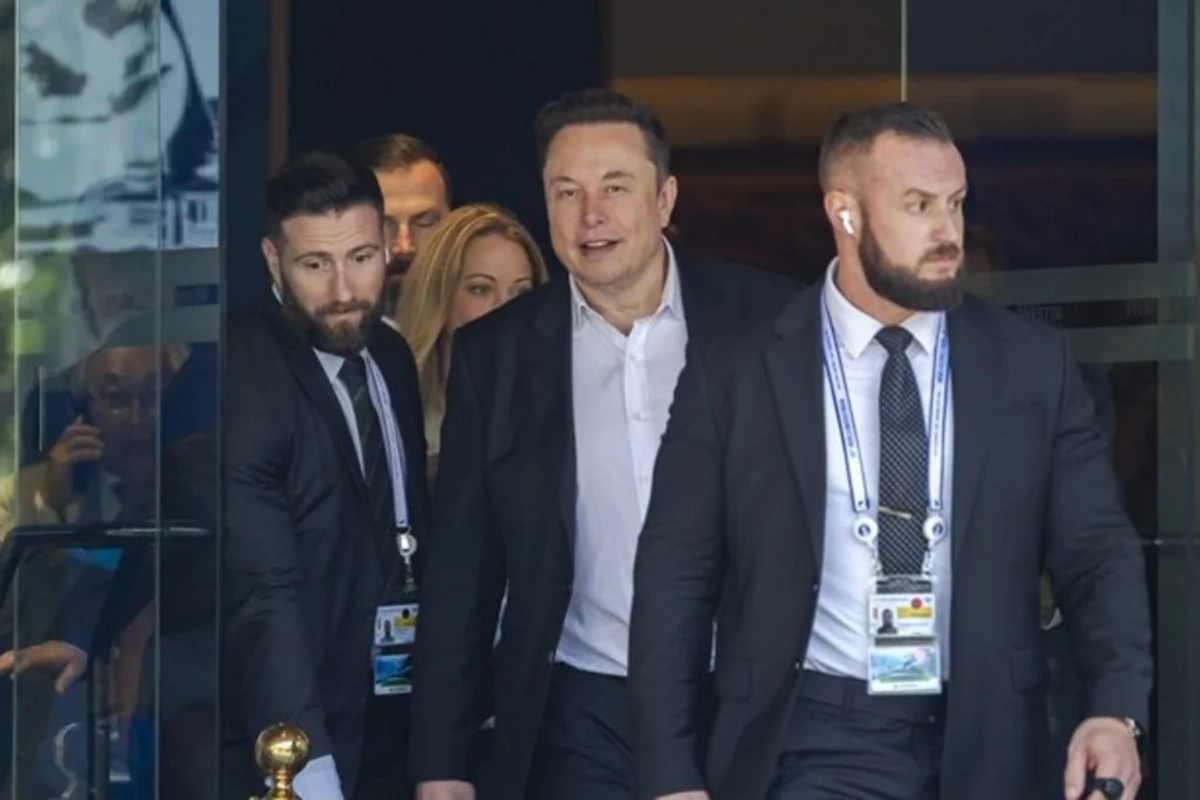 ABŞ-də İlon Maska güzəştlər: Mühafizəçilərinə status verildi