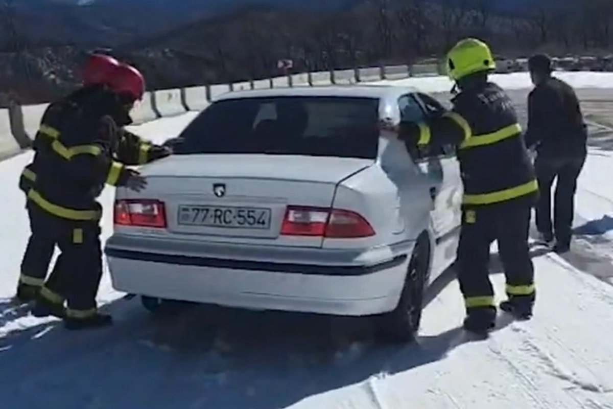 Xocalıda yollar buz bağladı: Avtomobildə köməksiz vəziyyətdə qalan şəxs xilas edildi