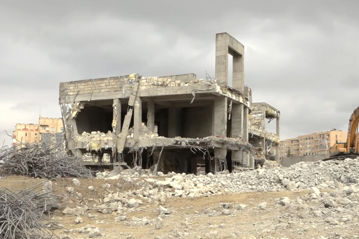 Yeni Günəşli sakinləri çıxılmaz durumda: Buranın tozu evlərə də vurur