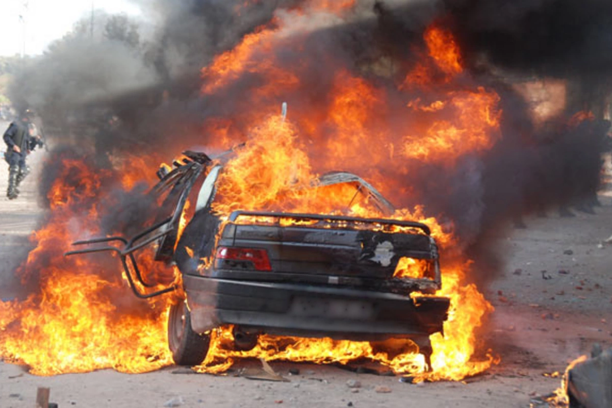 Neftçilər stansiyasının yaxınlığında avtomobil yanır