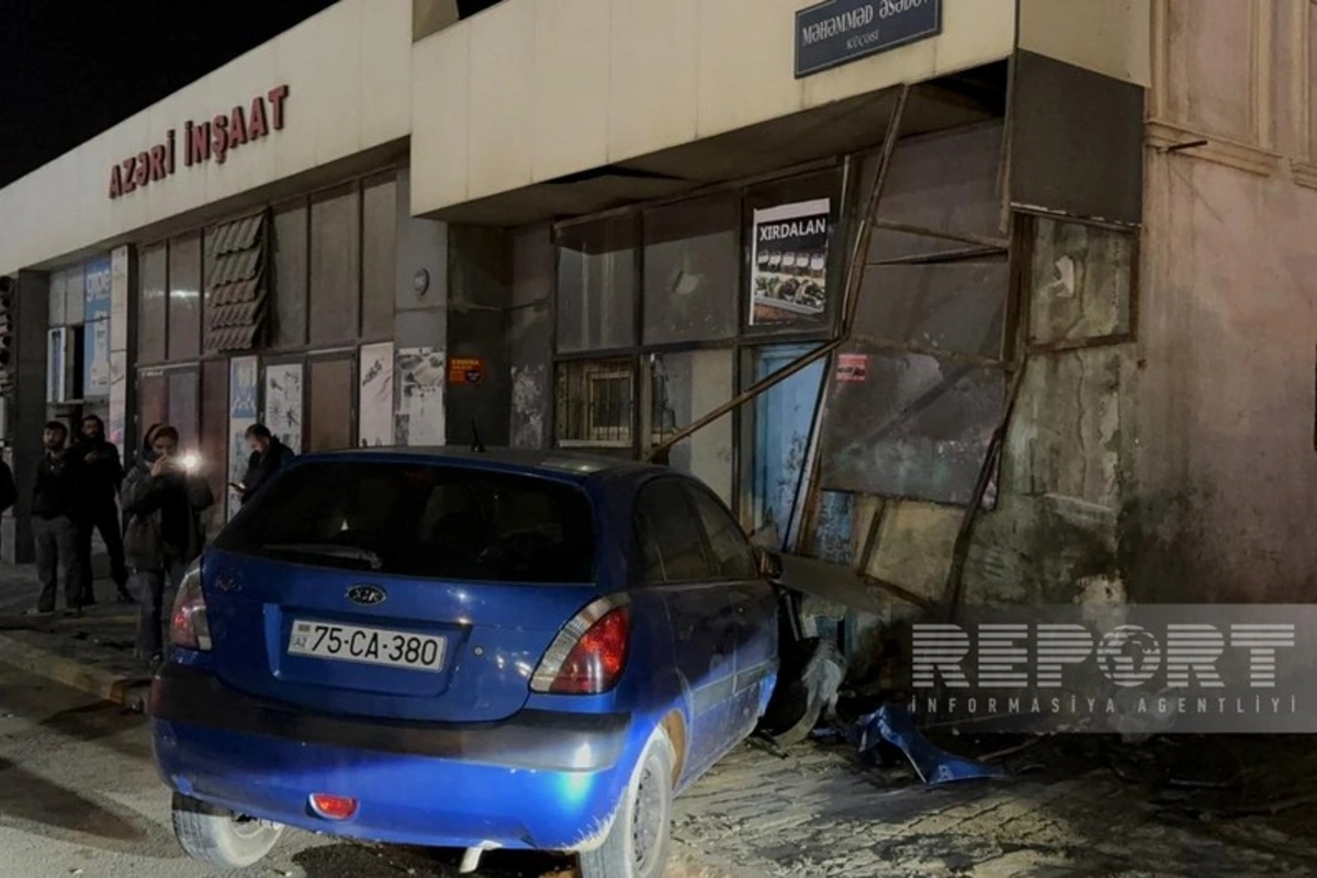 Sumqayıtda avtomobil idarəetmədən çıxaraq mağazaya çırpılıb Sumqayıtda avtomobil idarəetmədən çıxaraq mağazaya çırpılıb