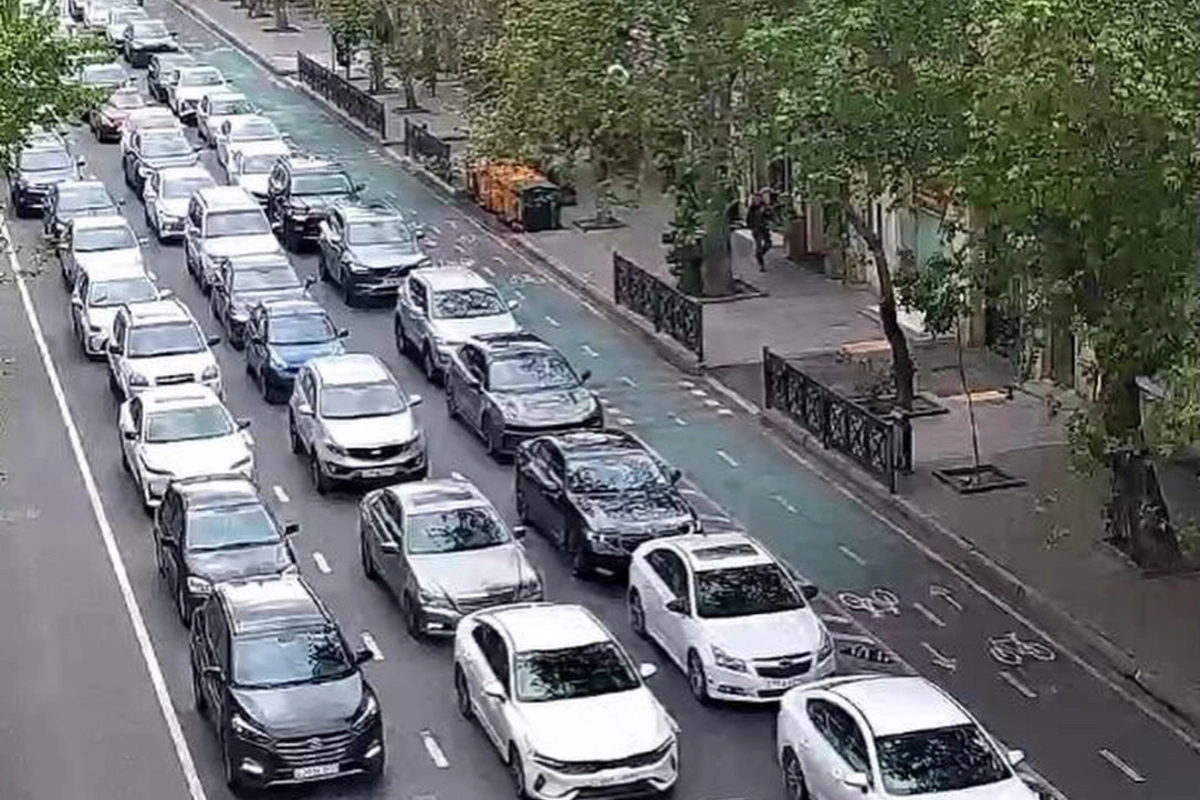 Bakının bir sıra yollarında nəqliyyatın sıxlığı yaranıb