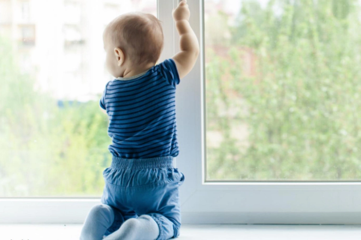 В Азербайджане 3-летний ребенок погиб, выпав из окна пятого этажа