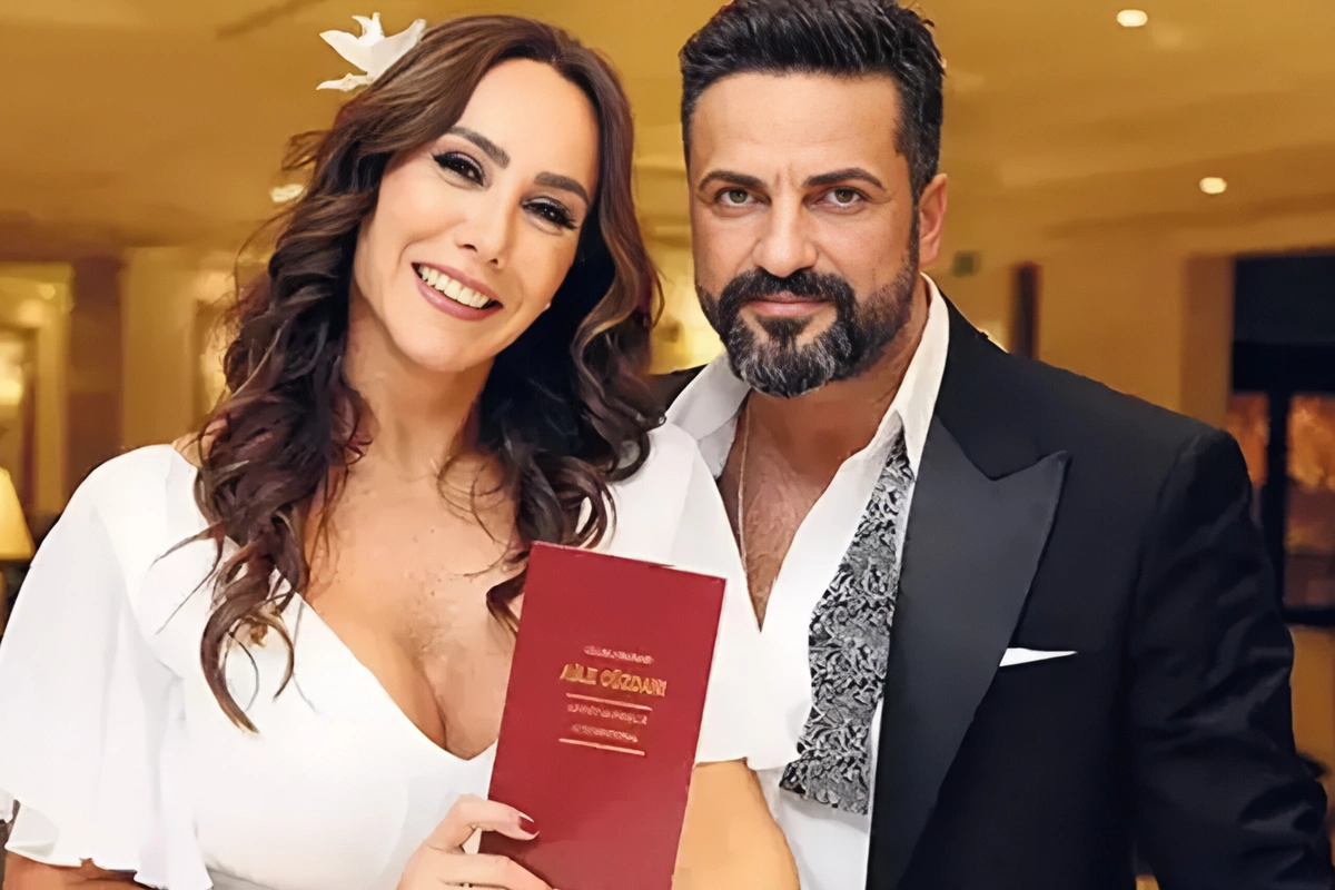 Rəqqasə Asena həyat yoldaşından buna görə boşanır