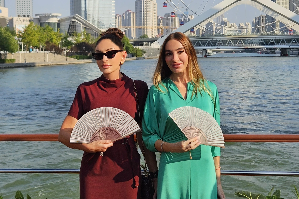Mehriban Əliyeva Çində dövlət və hökumət başçılarının xanımları ilə birlikdə gəmi gəzintisində iştirak edib