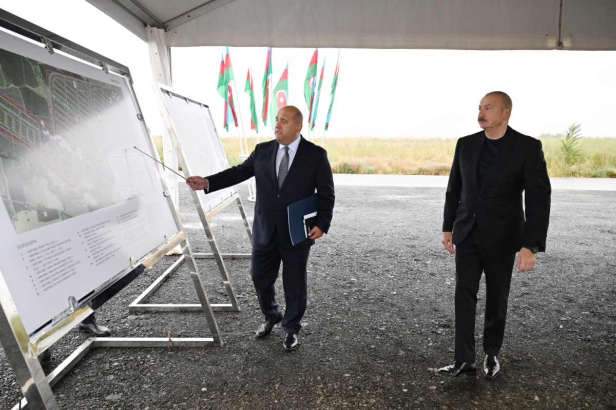İlham Əliyev Füzuli rayonunun yeni salınacaq Qaraxanbəyli kəndinin təməlini qoyub