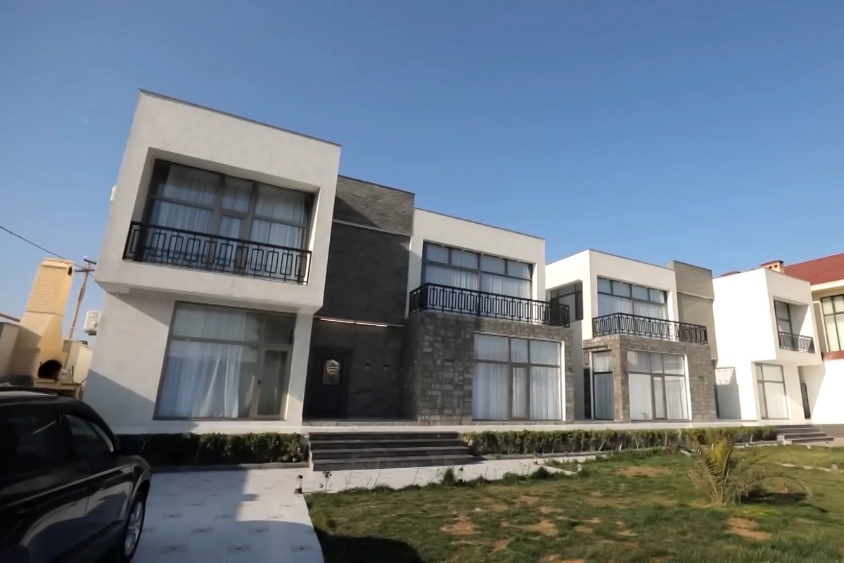 Əməkdar artistin qızı Azərbaycana köçüb bu villada yaşayacaq Əməkdar artistin qızı Azərbaycana köçüb bu villada yaşayacaq