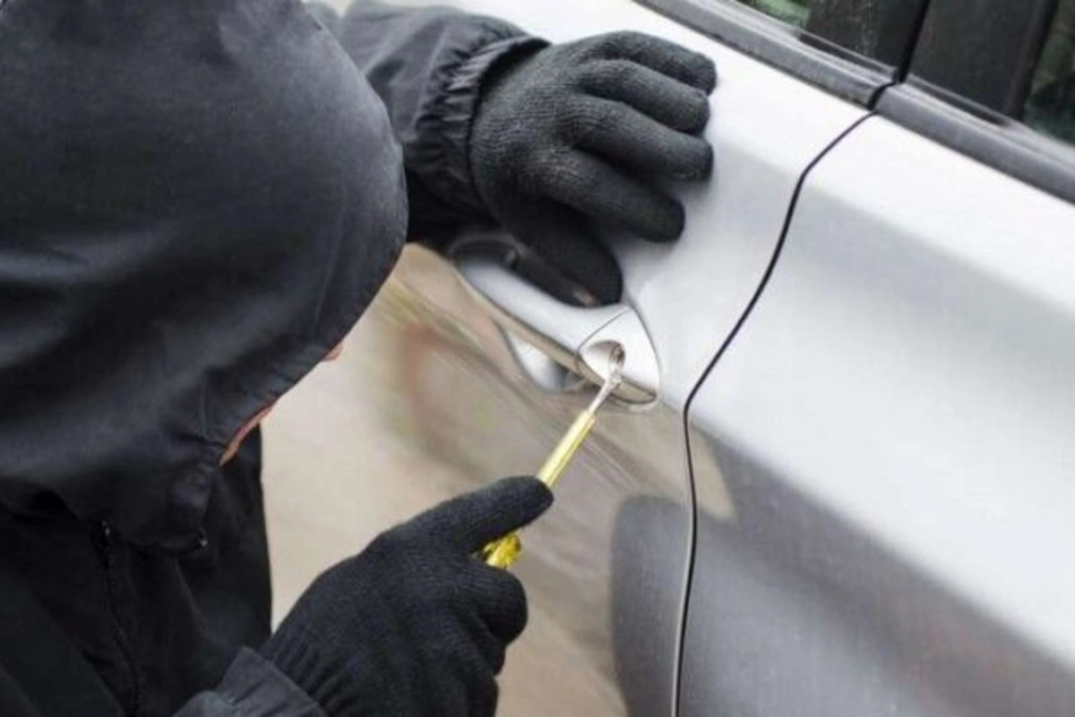 Bakıda avtomobildən külli miqdarda pul və maqnitofon oğurlandı