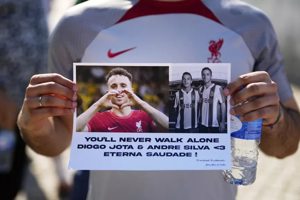 Thousands of people gathered to bid farewell to Diogo Jota and André Silva Thousands of people gathered to bid farewell to Diogo Jota and André Silva