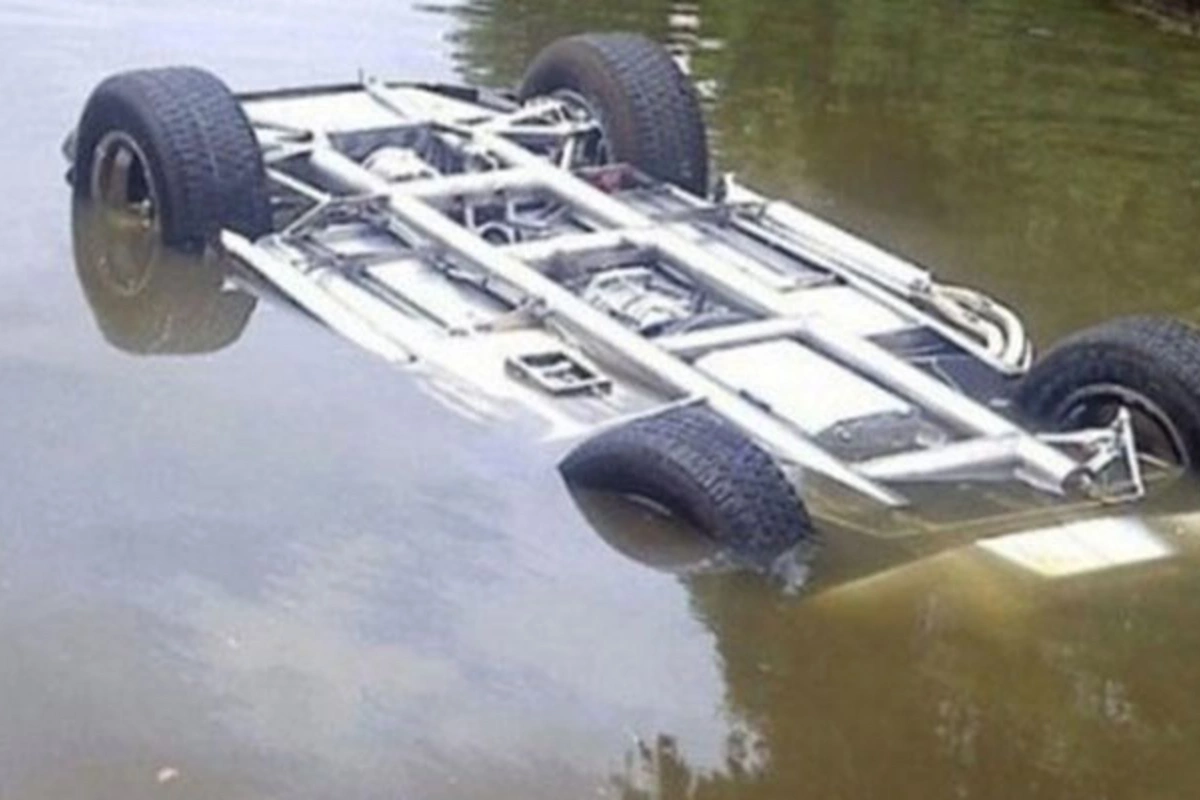 Ucarda avtomobil su kanalına AŞDI: Ölən var