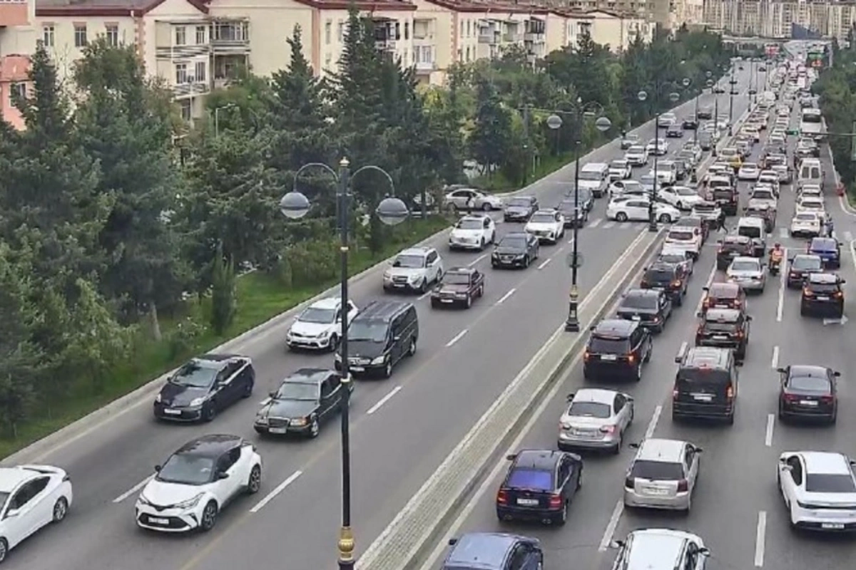 Bakının bir sıra yollarında tıxac yaranıb