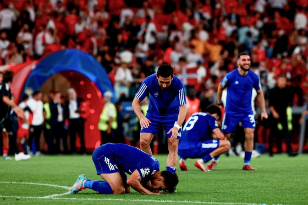 Benfika azarkeşləri məğlubiyyətdən sonra ağ dəsmal qaldırıb, futbolçularını fitə basdı Benfika azarkeşləri məğlubiyyətdən sonra ağ dəsmal qaldırıb, futbolçularını fitə basdı