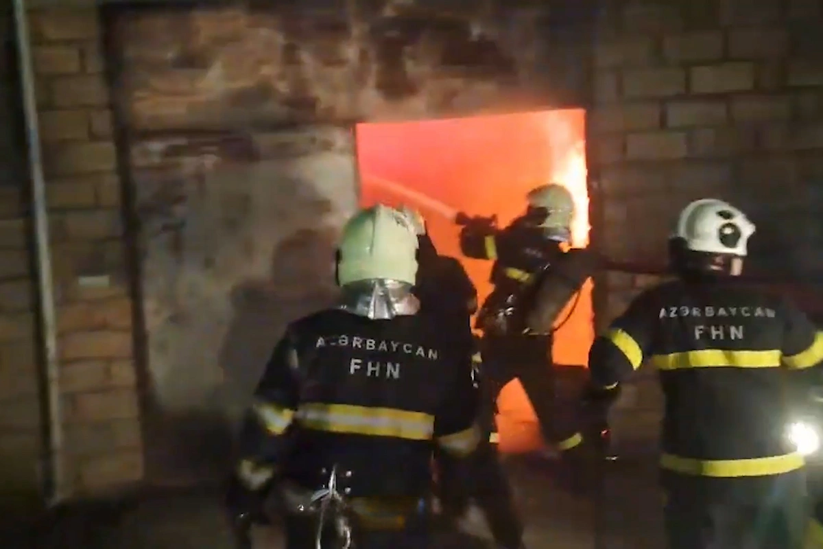 Xırdalanda anbarda güclü yanğın olub