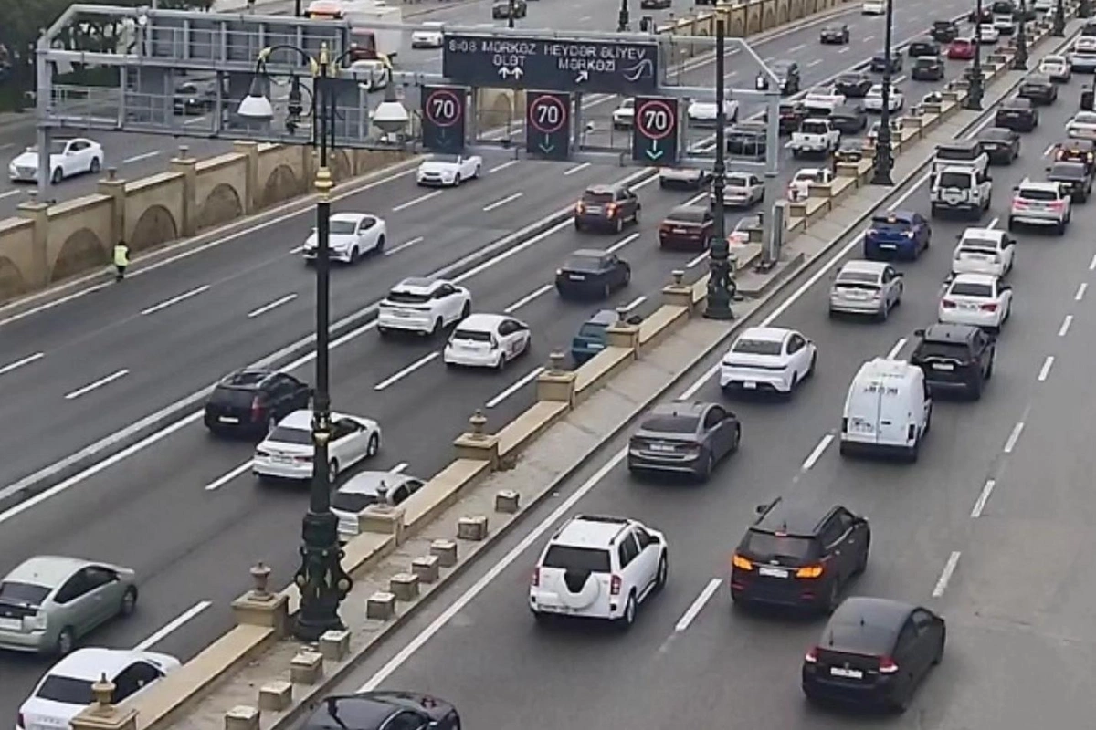 Bakının bir sıra yollarında nəqliyyatın sıxlığı yaranıb Bakının bir sıra yollarında nəqliyyatın sıxlığı yaranıb