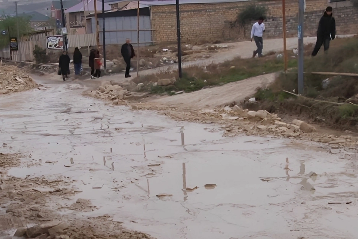 Şəfiqə Axundova küçəsində yaşayanlar yol problemindən şikayətçidirlər: Nə taksi gəlir, nə də təcili yardım