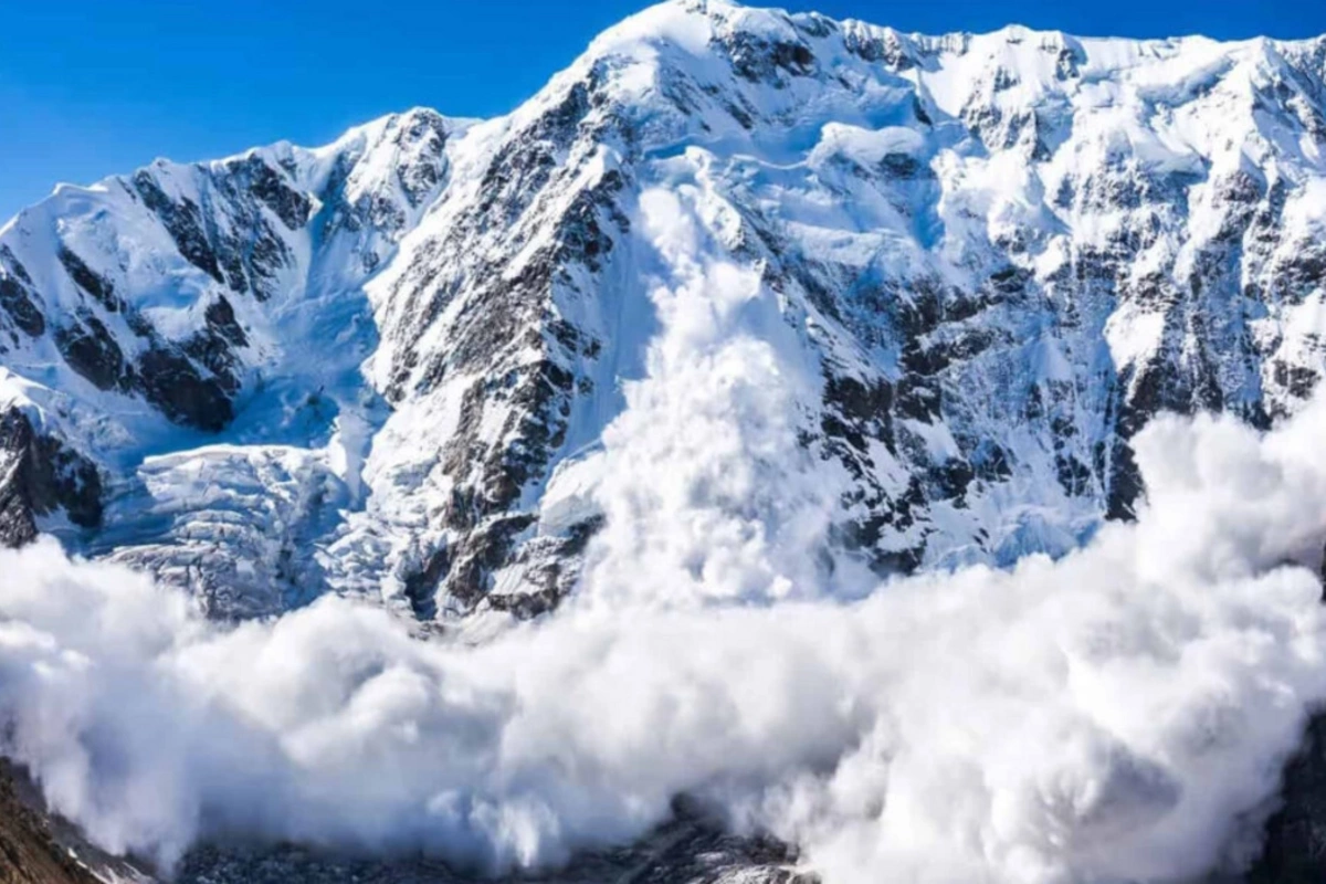 Images of an Azerbaijani serviceman caught in an avalanche have spread