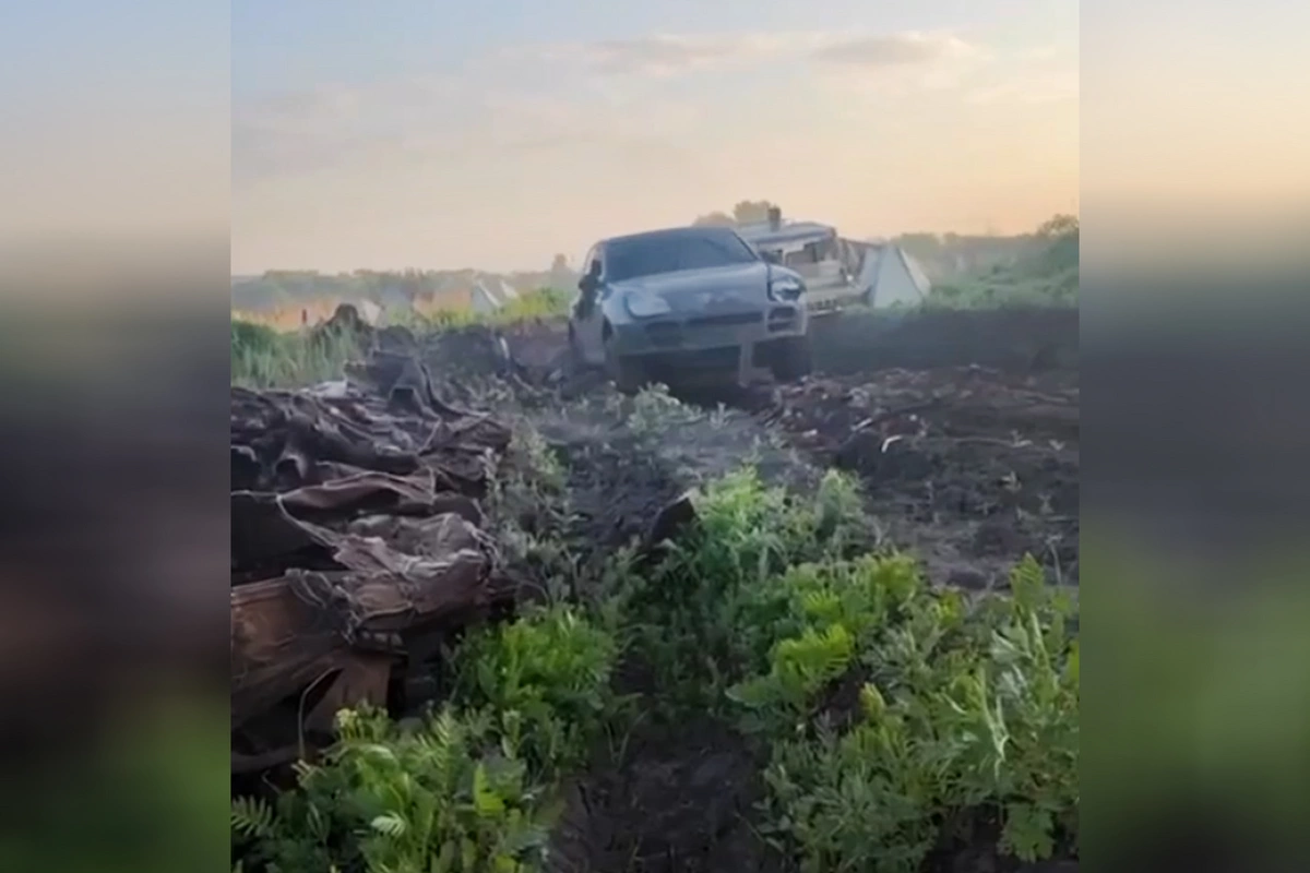 Rusiyalı hərbçilər döyüş bölgəsinə Porsche Cayennelə gəldi