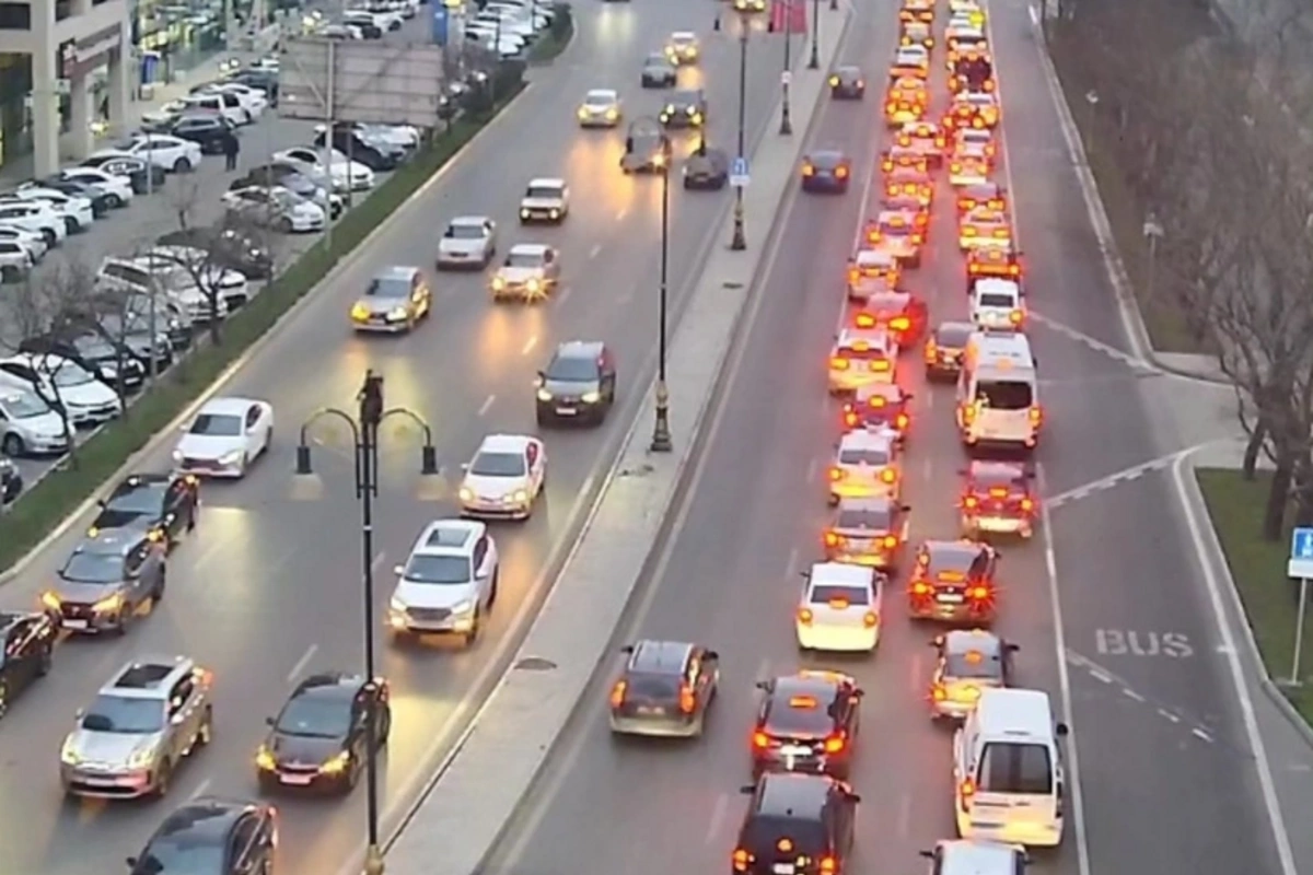 Bakının bir sıra yollarında sıxlıq var