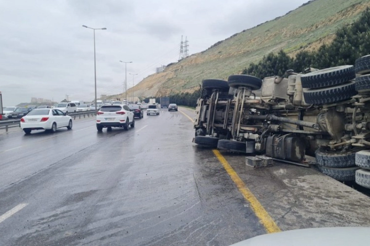 Naxçıvana yanacaq daşıyan yük avtomobili aşdı