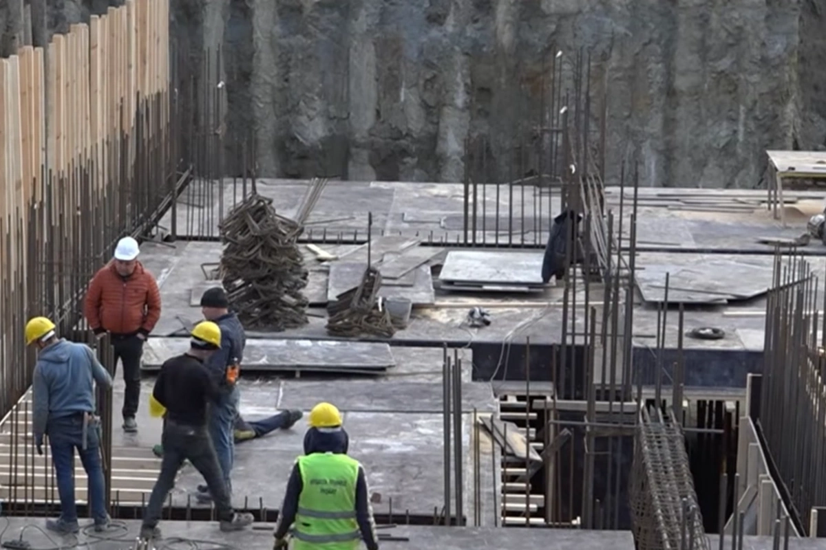 Tikinti şirkəti ilə vətəndaş arasında qalmaqal: Xəbərdarlıq da etmədilər