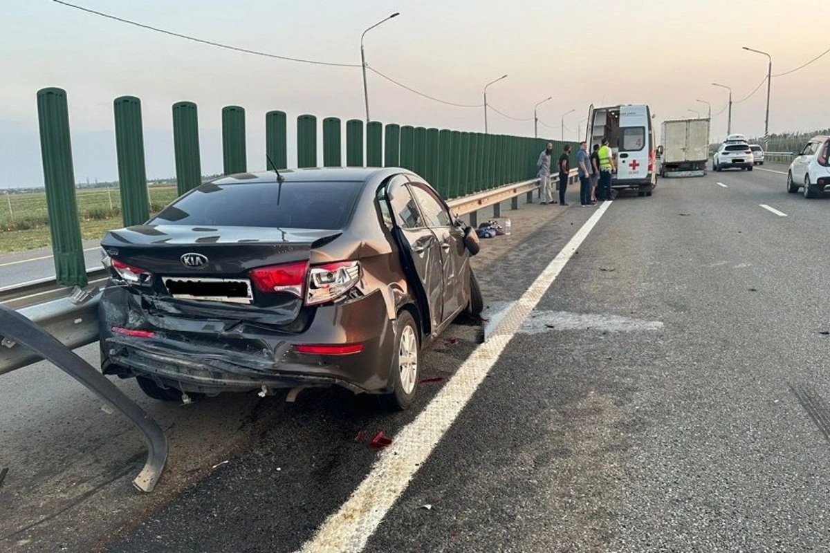 Yük maşını əks yola çıxıb taksi ilə toqquşdu: İki nəfər öldü, hamilə qadın xəsarət aldı