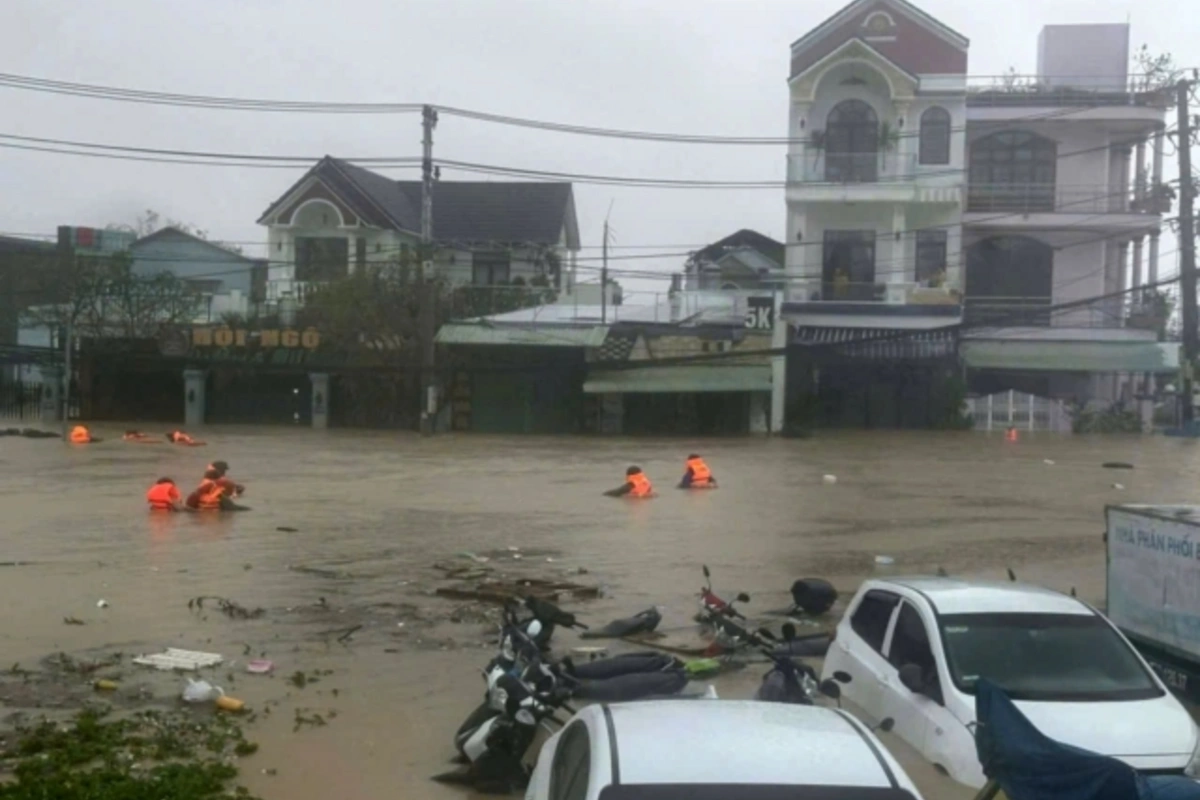 Во Вьетнаме 90 жизней унесли разрушительные наводнения и оползни