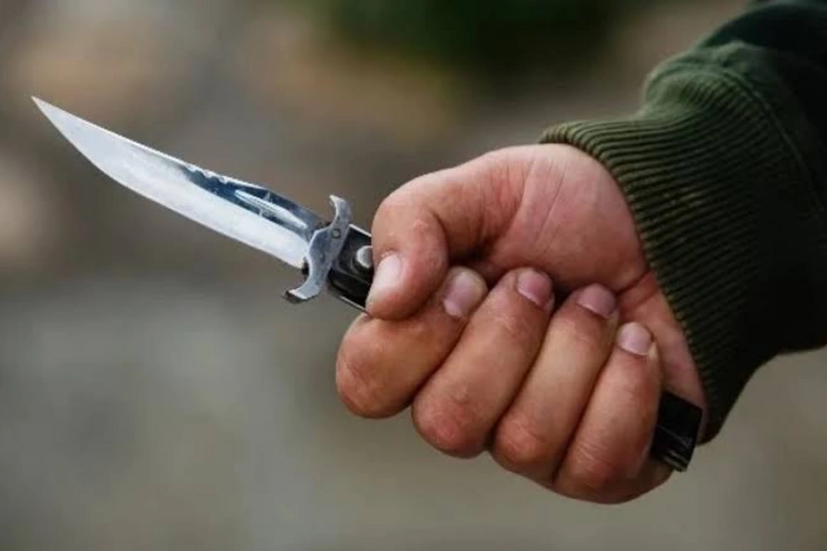 Dostu dava saldı, onları barışdırmağa gəldi, özü bıçaqlandı