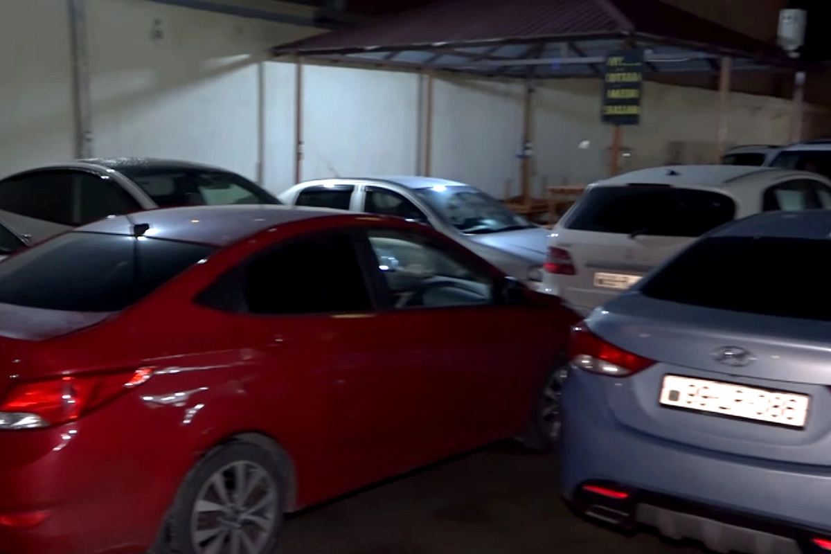 Нет парковки и прописки: жильцы бакинской многоэтажки требуют решения проблемы