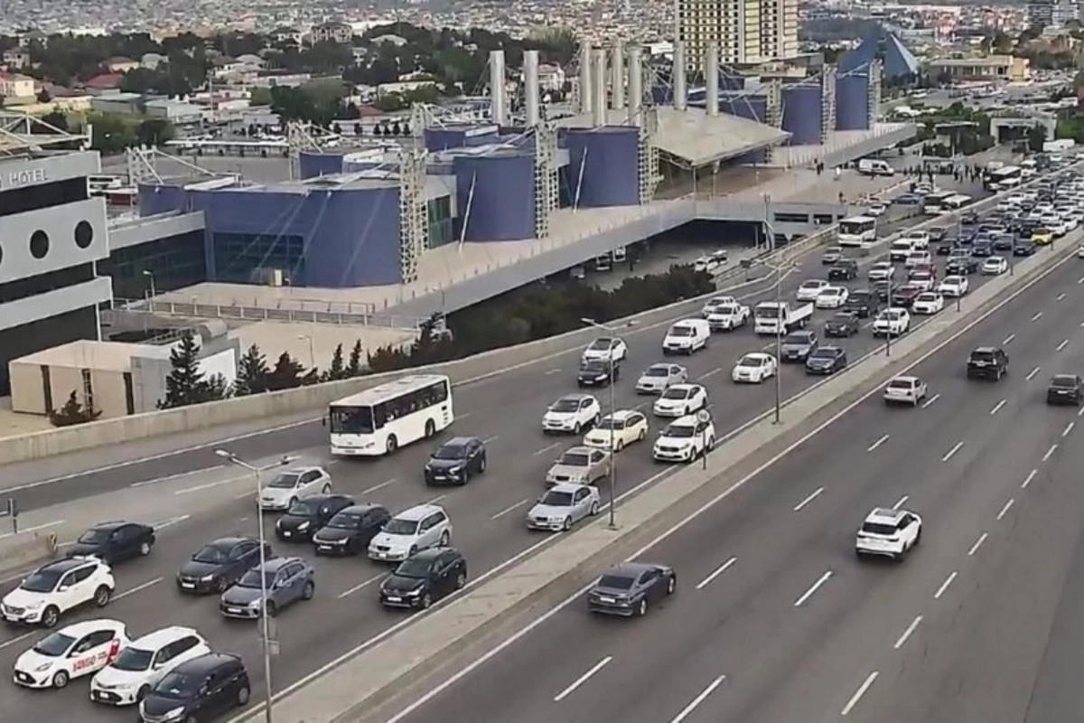 Bakının yollarında tıxac müşahidə edilir