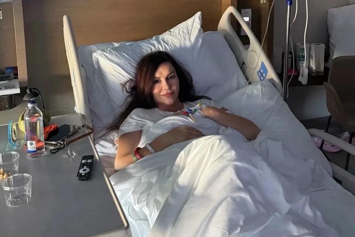 Omba və onurğa sümüyü sınan müğənninin xəstəxanadan fotosu yayıldı