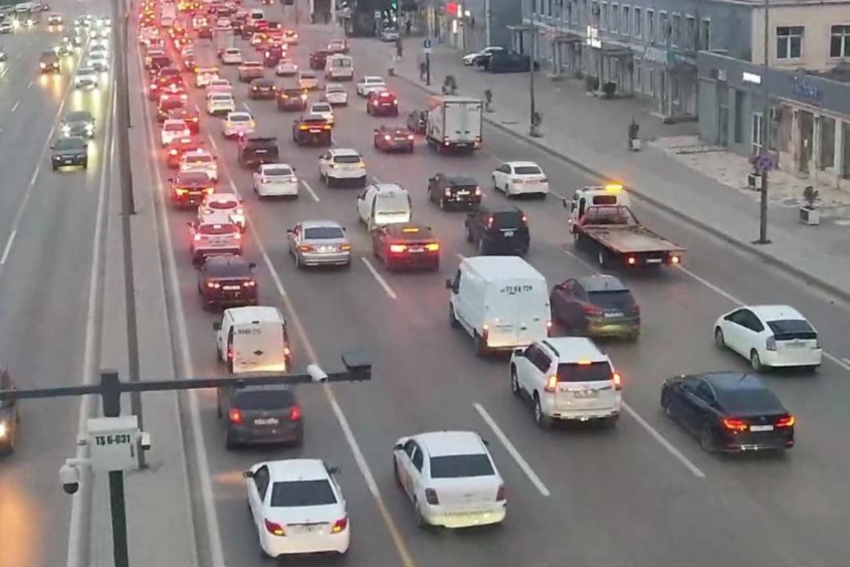 Bakının bir çox yollarında tıxac yaranıb