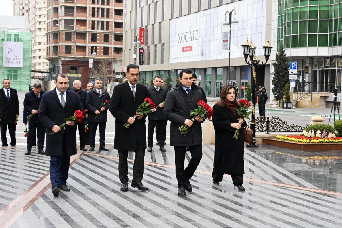 Mədəniyyət Nazirliyinin kollektivi Xocalı soyqırımı abidəsini ziyarət edib