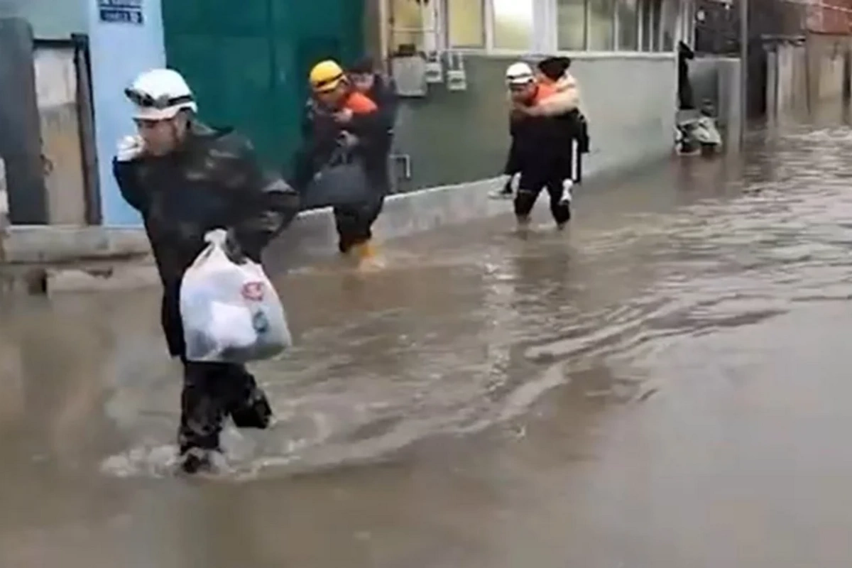 Bakının iki rayonunda yaşayış evlərinin həyətyanı sahələrini su basdı: Sakinlər təxliyə edildilər