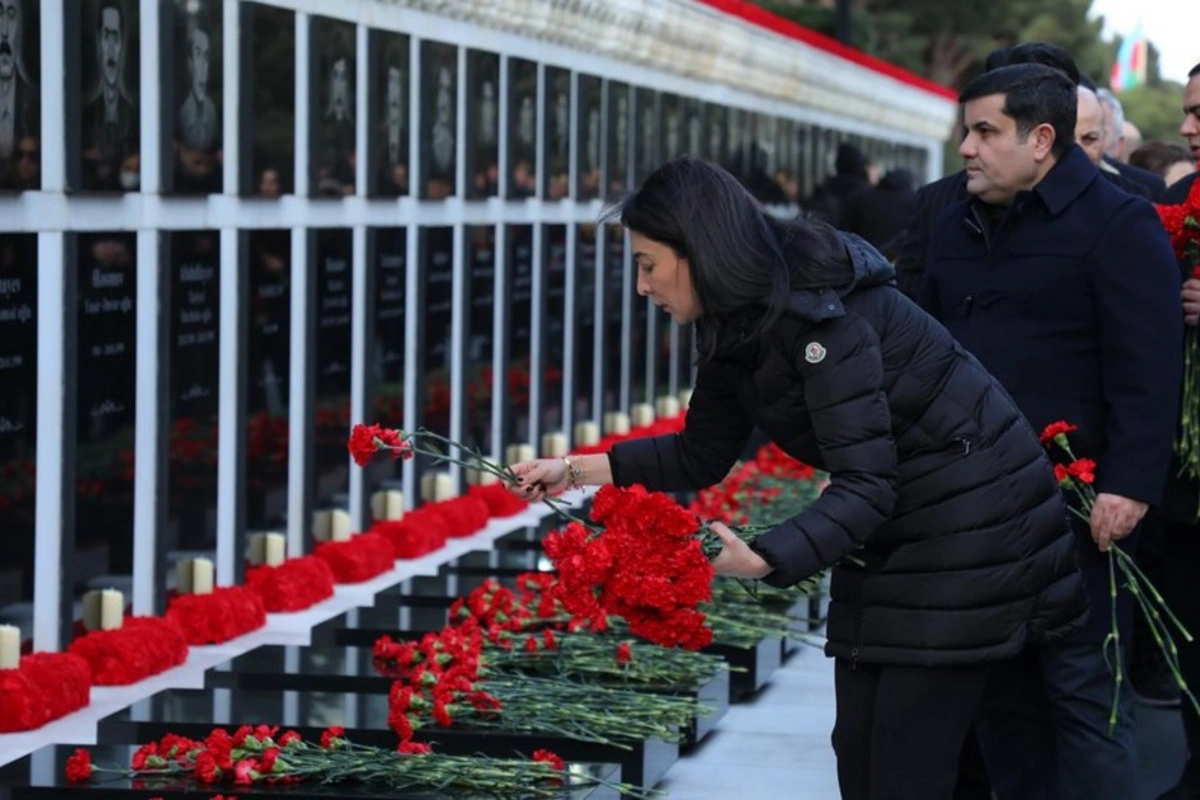 Ombudsman Səbinə Əliyeva və Aparatın kollektivi Şəhidlər xiyabanını ziyarət edib